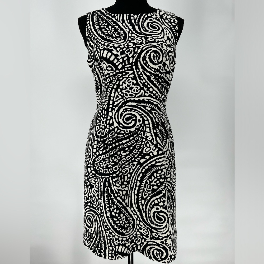 LAURA PETITES SHEATH DRESS‎ BLACK AND WHITE SLEEVELESS AND ZIPPERS DOWN BACK